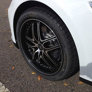 Closeup: 20x8.5 ZINIK Z33 Wheels with Pirelli Winter Sottozero Tires